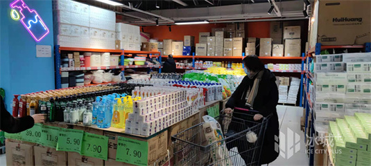 超市折扣倉年貨潮涌，市民假日“囤貨”忙，日用百貨銷售迎來小高峰